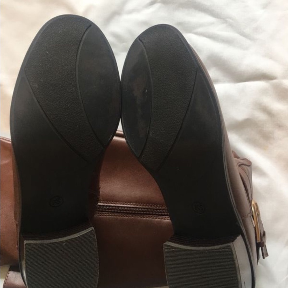 Brown ridding boots